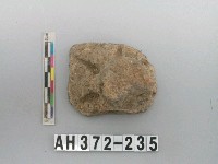 藏品(灰褐色夾砂陶蓋)的圖片